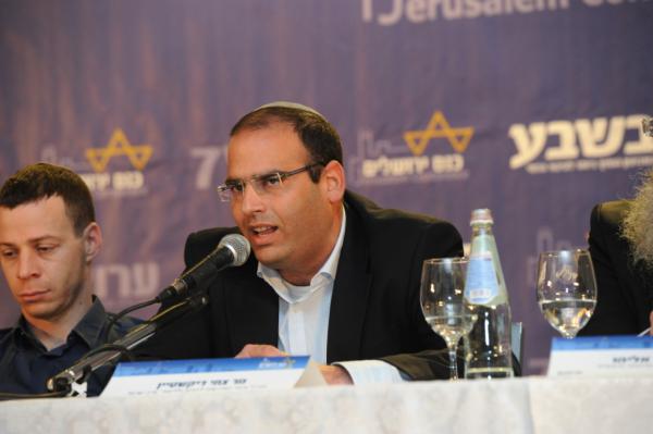 "אם לא תציבו אלטרנטיבה הבנות יצביעו ברגליים"