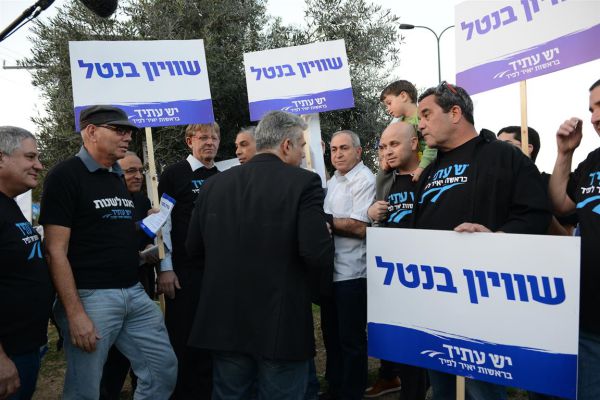 יותר ח"כים מפעילים: 'יש עתיד' יצאה לפעילות שטח
