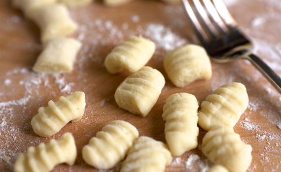 ניוקי מתפוח אדמה אפוי עם פול, פטה ונענע