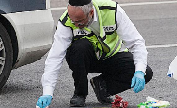 כביש 2: צעיר נהרג מפגיעת אוטובוס, עומסי תנועה במקום