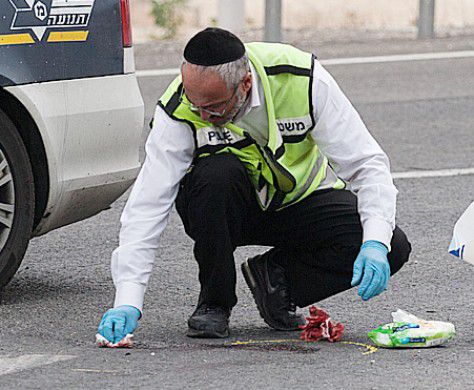 כביש 2: צעיר נהרג מפגיעת אוטובוס, עומסי תנועה במקום