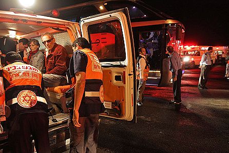 תל-אביב: נוסעת ירדה מאוטובוס ורגלה נקטעה. מצבה קשה