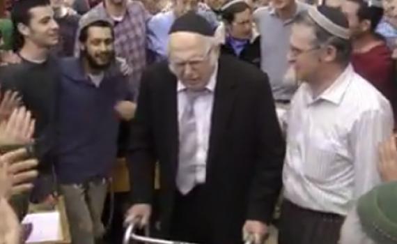 צפו: הרב ליכטנשטיין מתקבל בשירה אדירה בישיבת הר עציון