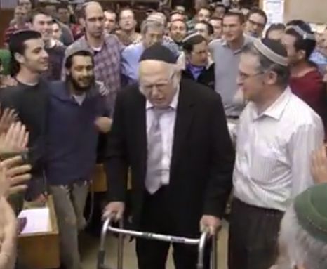 צפו: הרב ליכטנשטיין מתקבל בשירה אדירה בישיבת הר עציון