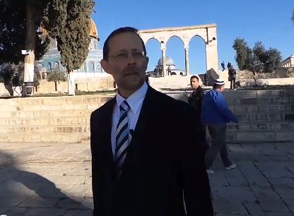 צפו: משה פייגלין עורך סיור בהר הבית אחרי שנה של היעדרות