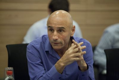 שלח מגלה: היציאה לחו"ל, בשליחות משרד החוץ