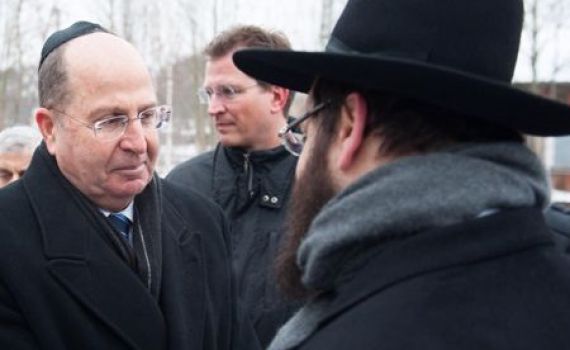 שר הביטחון לרב בברלין: אעמוד על העקרונות שלנו