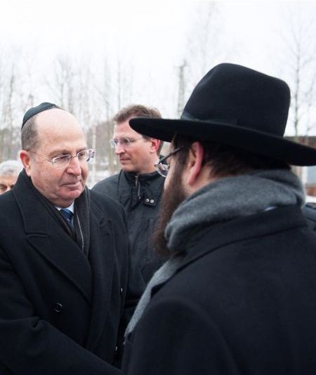 שר הביטחון לרב בברלין: אעמוד על העקרונות שלנו