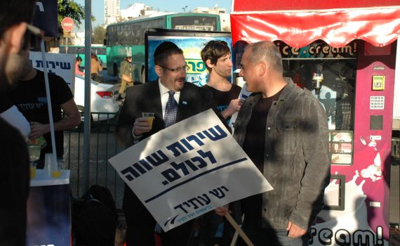 דב ליפמן יצא לשטח: מחלק חומרי הסברה בעד השיוויון בנטל