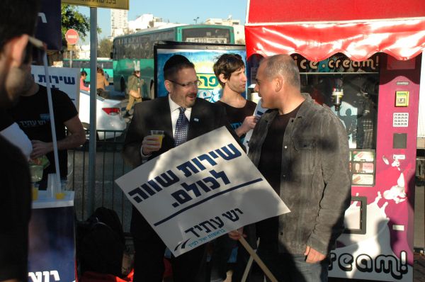 דב ליפמן יצא לשטח: מחלק חומרי הסברה בעד השיוויון בנטל