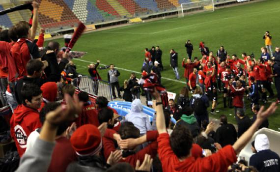 שו"ת סמס: אסור ללבוש חולצה אדומה