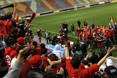 שו"ת סמס: אסור ללבוש חולצה אדומה