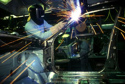 לידיעת השר בנט: "30% מהתעשיינים פותחים קווי ייצור בחו"ל"