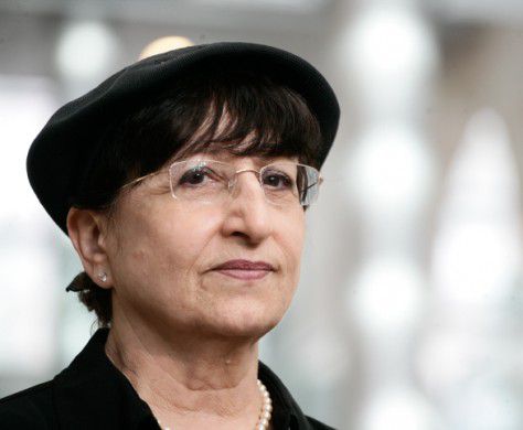 בכוורת של פירון: עדינה בר שלום ובנה של שולמית אלוני