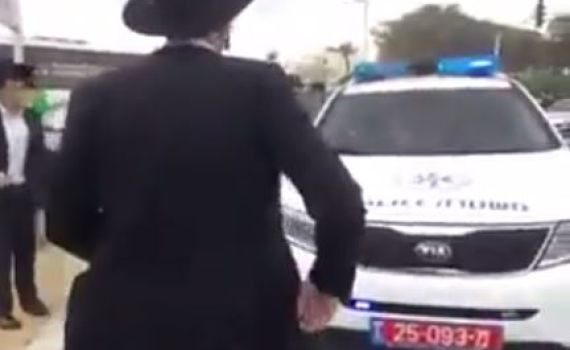 צפו בפאדיחה של המשטרה: כך נמלטו עצורים חרדים מהניידת
