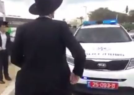 צפו בפאדיחה של המשטרה: כך נמלטו עצורים חרדים מהניידת