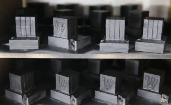 קונה תפילין ב'שחור'? אסור לברך על התפילין