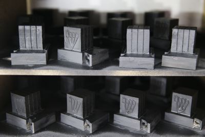 קונה תפילין ב'שחור'? אסור לברך על התפילין