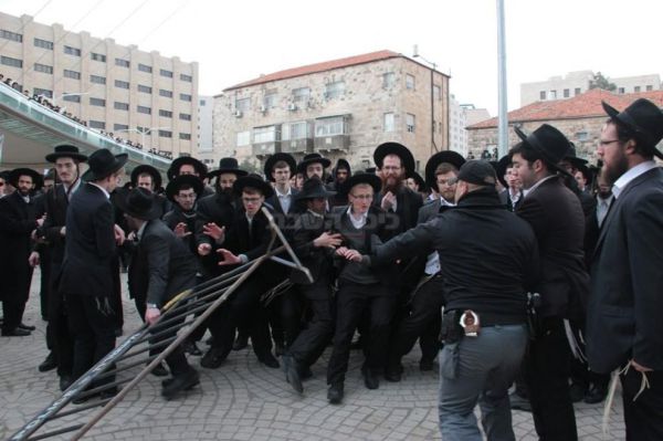 בעקבות הפסקת התקציב: החרדים מבעירים את הרחובות