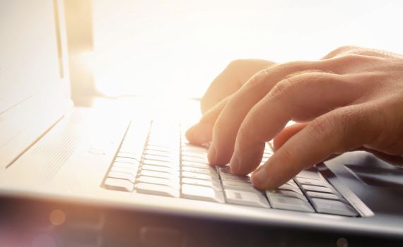 איך להאריך את חיי הסוללה בלפטופ שלכם