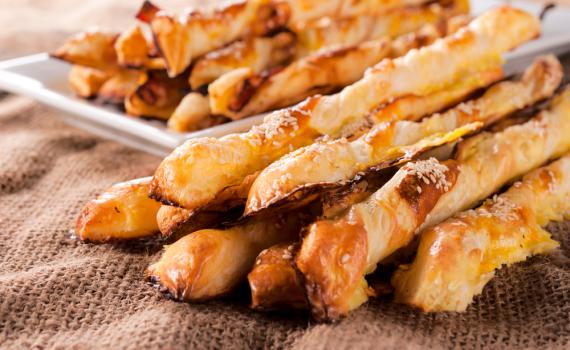 קראנצ'י: מתכון למקלות בצק עלים עם גבינות