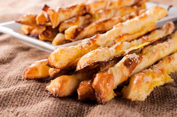 קראנצ'י: מתכון למקלות בצק עלים עם גבינות