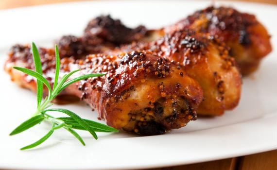 צלוי ועסיסי: מתכון לעוף ברוטב דבש וצ'ילי לצד תפוחי אדמה