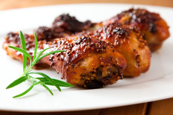 צלוי ועסיסי: מתכון לעוף ברוטב דבש וצ'ילי לצד תפוחי אדמה