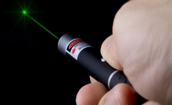 נער התעוור, החשד: חבריו סנוורו אותו עם עט לייזר