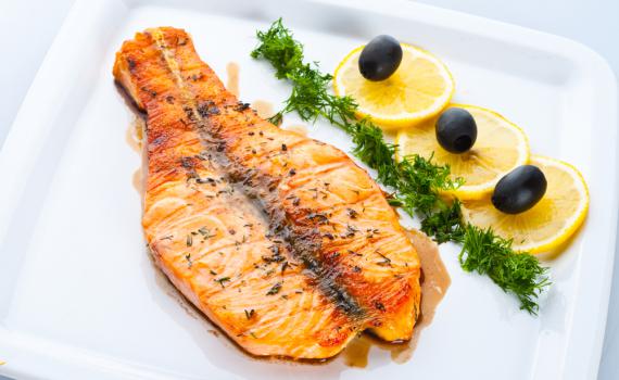 נימוח בפה: מתכון לדג אפוי בתנור, עם טימין ושום