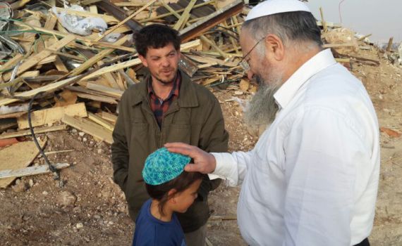 הרב שמואל אליהו ורעייתו ביקרו בביתו ההרוס של שגיא קייזלר