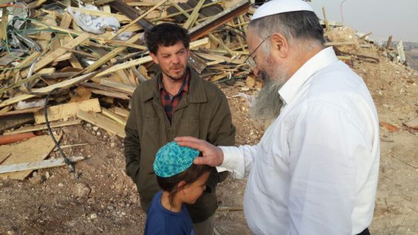 הרב שמואל אליהו ורעייתו ביקרו בביתו ההרוס של שגיא קייזלר