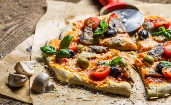 לכבוד יום המשפחה: כך תכינו פיצה משפחתית נהדרת