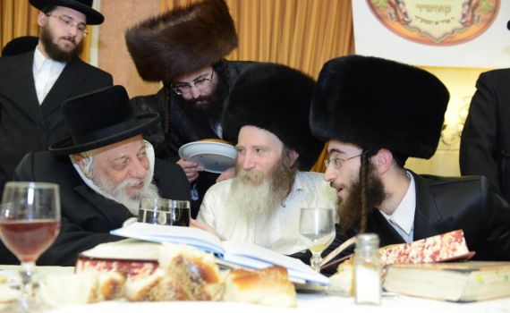 הצצה לשמחה חרדית: שבע ברכות לבת האדמו"ר מקוזמיר