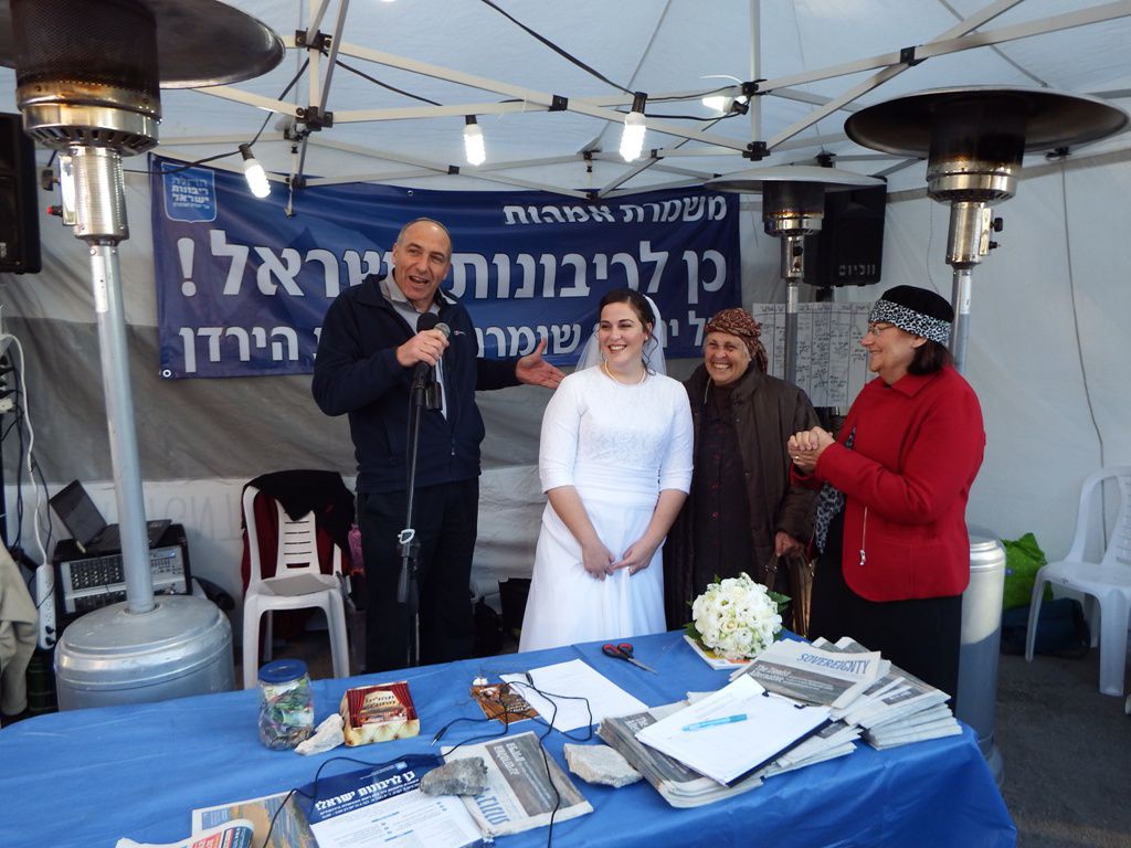 חברי-כנסת באוהל המחאה: להחיל ריבונות ישראלית ביו"ש