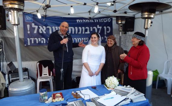 חברי-כנסת באוהל המחאה: להחיל ריבונות ישראלית ביו"ש