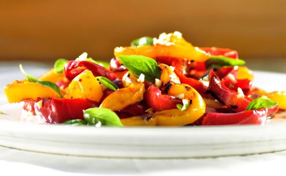 משדרג את ארוחת הבוקר: מתכון לסלט פלפלים קלויים