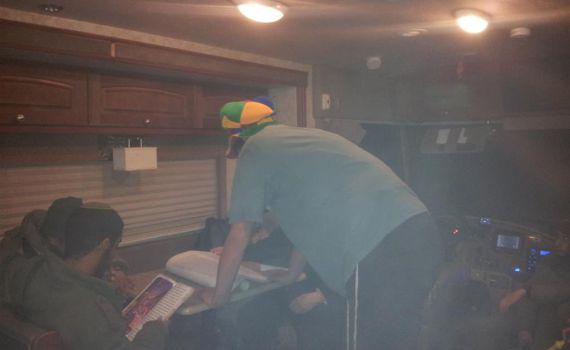 חב"ד יצהר: קריאת מגילה בתוך ג'יפ צבאי בכניסה לשכם