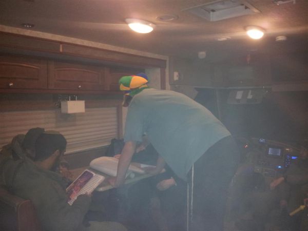 חב"ד יצהר: קריאת מגילה בתוך ג'יפ צבאי בכניסה לשכם