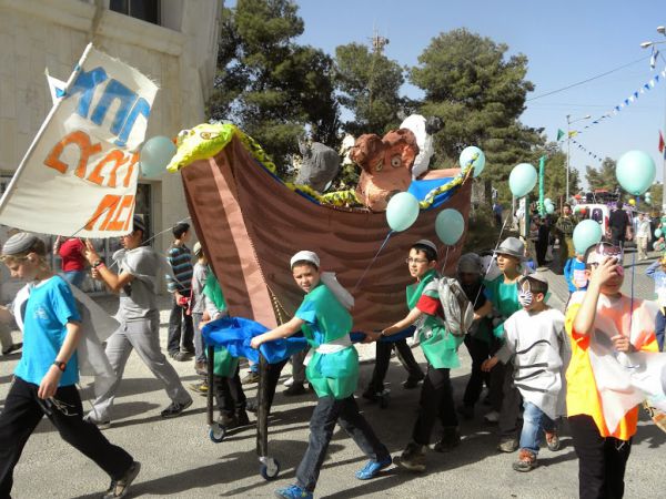 המסורת נמשכת: 1,200 תלמידים בעדלאידע בקרית ארבע וחברון