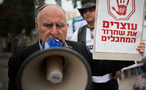 מועלם: להפסיק להגיש אוכל לאסירים פלסטינים