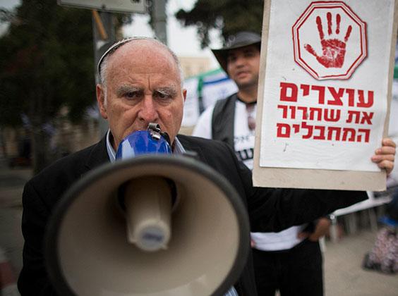 מועלם: להפסיק להגיש אוכל לאסירים פלסטינים