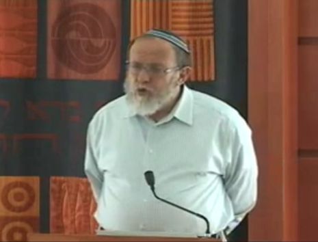 איך מתמודדים עם הרוע בעולם? צפו בשיעורו של הרב אלי סדן