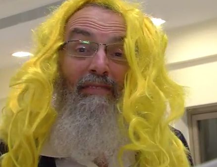 רב פורים: צפו ברב דוד סתיו מתחפש לחרדי