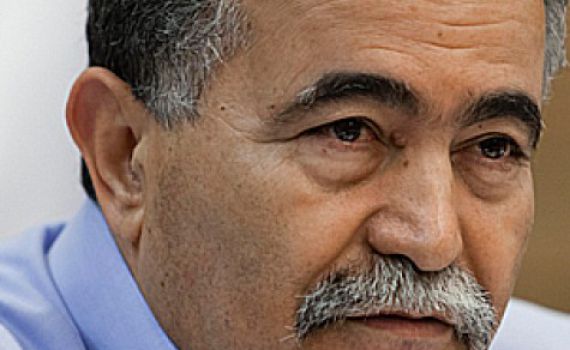 פרץ: במקום לשחרר מחבלים, עדיף להקפיא את הבנייה בהתנחלויות