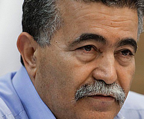 פרץ: במקום לשחרר מחבלים, עדיף להקפיא את הבנייה בהתנחלויות