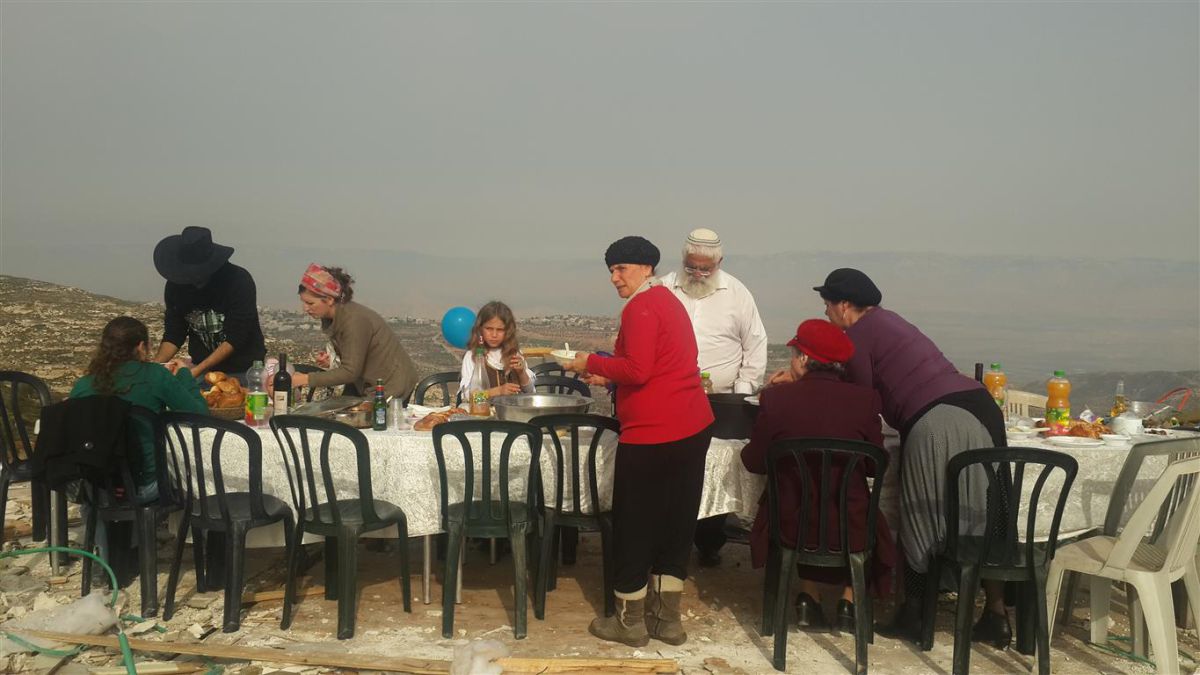 לא נכנע: שגיא קייזלר קיים את סעודת הפורים בהריסות ביתו