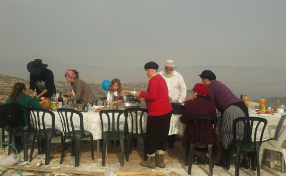 לא נכנע: שגיא קייזלר קיים את סעודת הפורים בהריסות ביתו