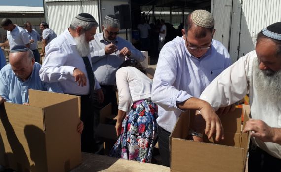 חברי סיעת הבית היהודי ארזו חבילות "קמחא דפסחא"
