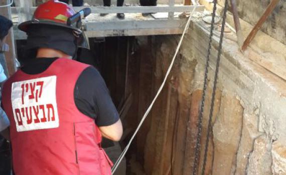 תאונת עבודה בת"א: ארבעה פועלים נפלו לפיר, מצבם קשה